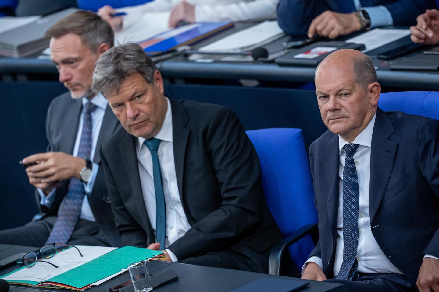 Lindner, Habeck und Scholz auf der Regierungsbank im Bundestag