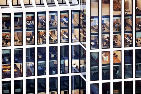 Bürohochhaus mit Menschen bei der Arbeit im Frankfurter Taunusturm