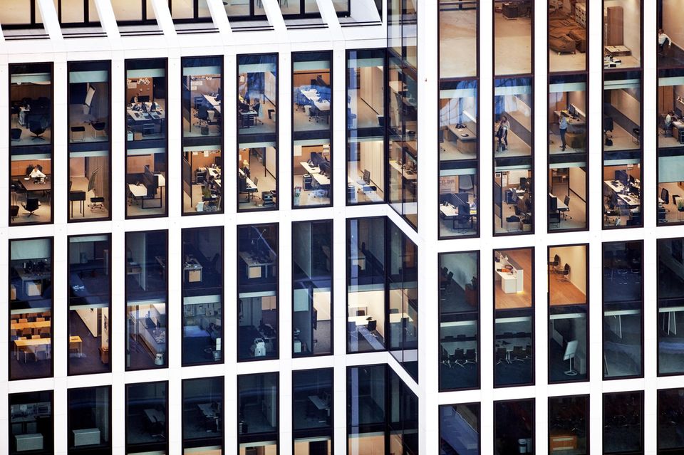 Bürohochhaus mit Menschen bei der Arbeit im Frankfurter Taunusturm