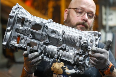Ein Mitarbeiter der Handtmann Leichtmetallgießerei Annaberg prüft ein Aluminium-Gußteil nach dem Guß