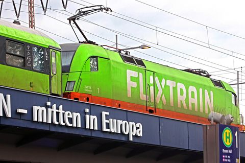 Ein Flixtrain am Essener Hauptbahnhof: Mutterkonzern Flix hat seinen geplanten Börsengang vorerst abgesagt und verschafft sich mit zwei neuen Investoren Zeit