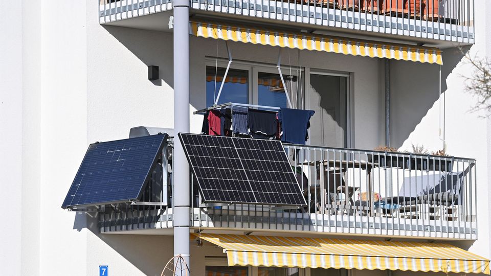 Stromerzeugung: Balkonkraftwerke – kommt jetzt der Boom dank einfacherer Regeln? Stromerzeugung: Balkonkraftwerke – kommt jetzt der Boom dank einfacherer Regeln?