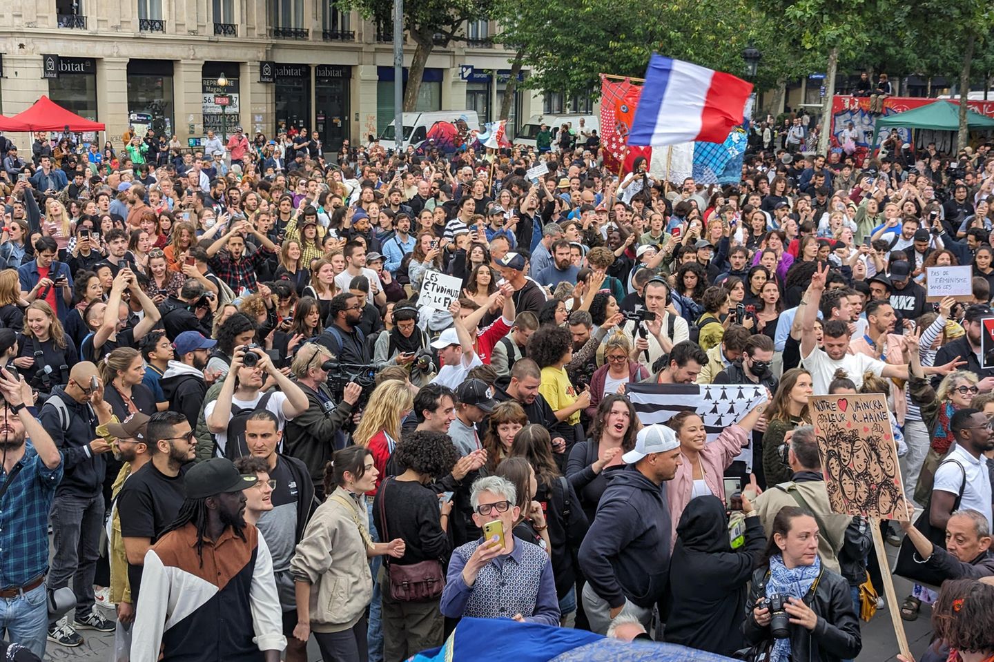 Menschen versammeln sich nach der Wahl in Paris