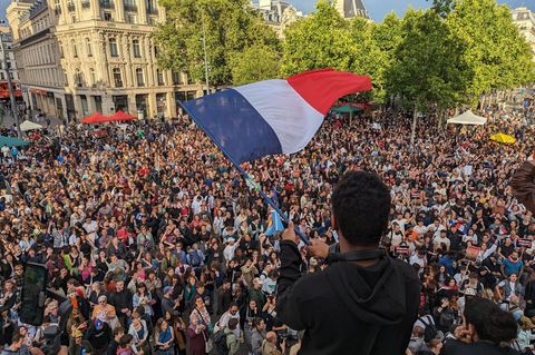 In Paris feiern Menschen auf der Straße den Wahlsieg des Linksbündnisses