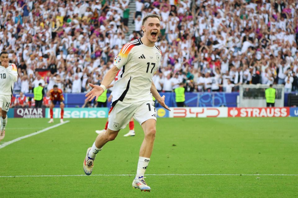 Florian Wirtz sorgte nicht nur auf dem Rasen während der EM für Aufsehen. Sein Spruch „Normale Kartoffeln auf die 1“ aus einem Tiktok-Video des DFB wurde zum viralen Hit. Der 21-jährige Mittelfeldspieler vom amtierenden deutschen Meister Bayer 04 Leverkusen wurde von „Transfermarkt.de“ auf einen Marktwert von 130 Mio. Euro geschätzt. 