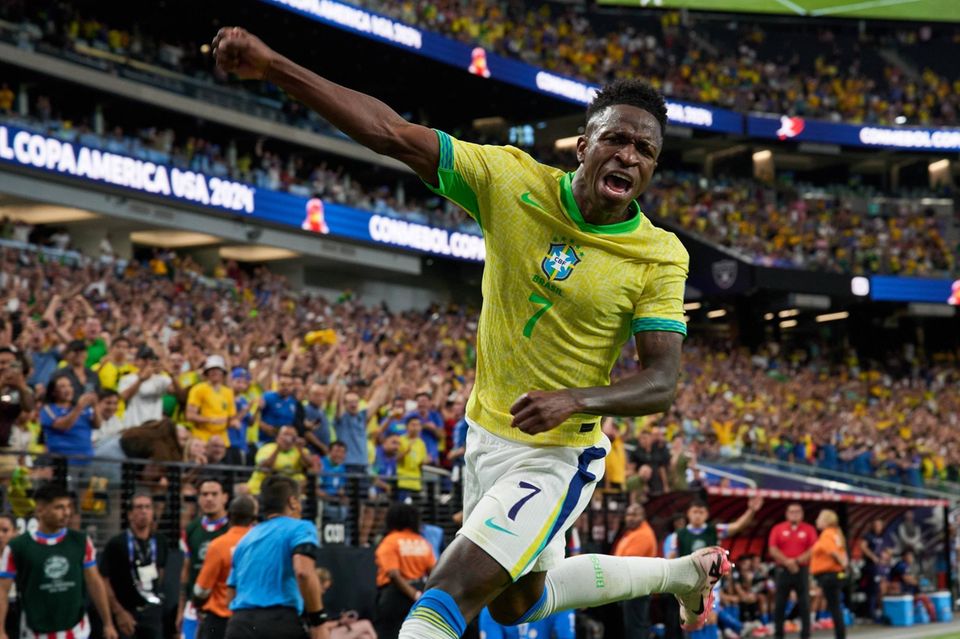 Gleich vier Fußballern wurde von „Transfermarkt.de“ während der EM ein Marktwert von jeweils 180 Mio. Euro attestiert. Neben Mbappé waren dies zwei weitere Stars von Real Madrid. Vinicius Junior fällt auf dem Platz gern durch aggressives Verhalten auf. Der 23-Jährige besitzt seit 2022 auch die spanische Staatsangehörigkeit, trat bei der Weltmeisterschaft in Katar aber für seine Heimat Brasilien an. 