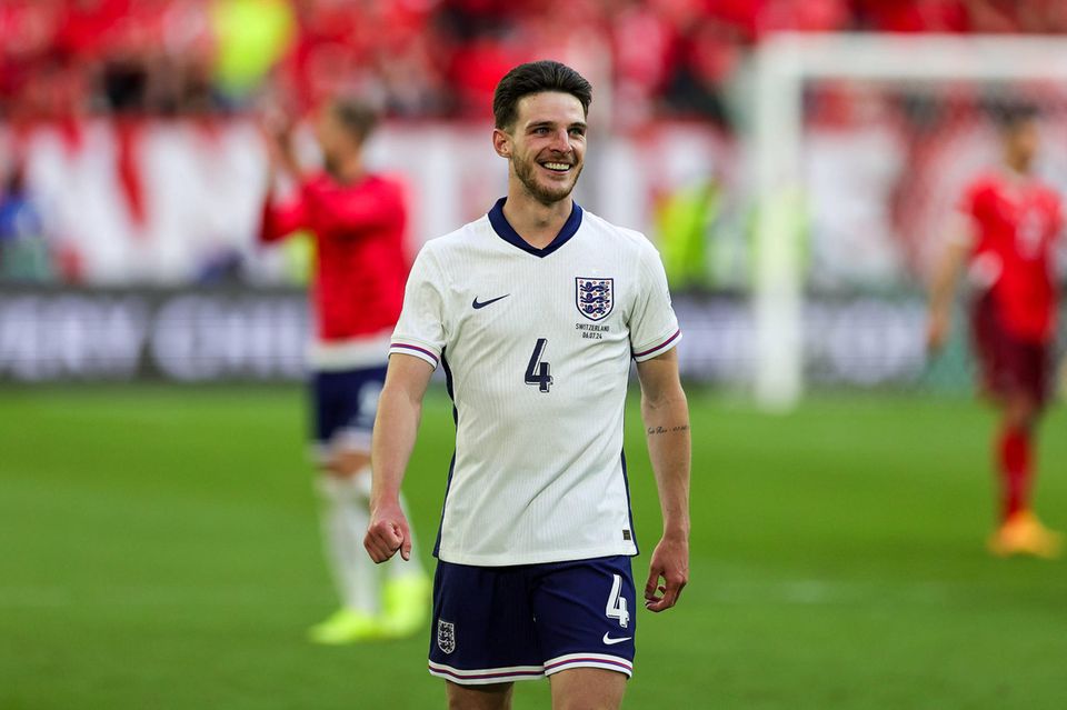 England hat bis zum Halbfinale viele Fans während der EM 2024 enttäuscht. Für Negativschlagzeilen auch im Gastland Deutschland sorgte unter anderem Declan Rice. Der Mittelfeldspieler war im Achtelfinale nach dem Schlusspfiff und dem Weiterkommen der Engländer mit dem slowakischen Trainer Francesco Calzona aneinandergeraten. Bei „Transfermarkt.de“ rangierte der 25-Jährige vom FC Arsenal mit 120 Mio. Euro mit drei Kollegen auf Platz acht. 