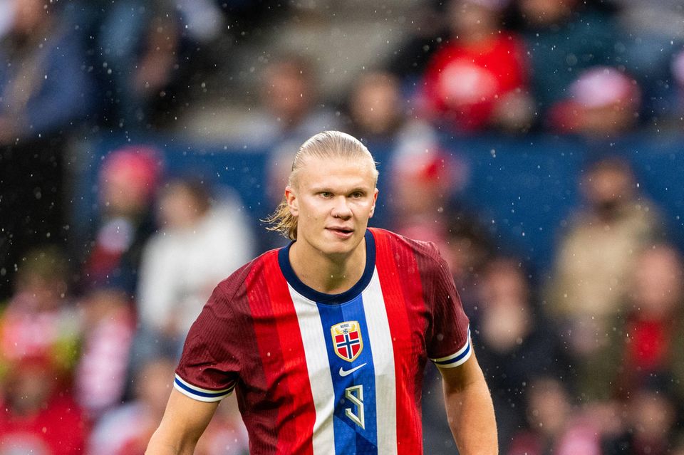 Teurer als Erling Haaland wäre laut den Experten weiterhin kein anderer Fußballer weltweit. Sie sahen den Norwegen ebenfalls bei 180 Mio. Euro. Der 23-jährige, in Leeds geborene Stürmer steht seit Sommer 2022 bei Manchester City unter Vertrag. 