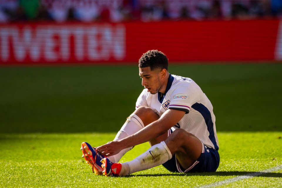 Der dritte der vier Spitzenreiter im Ranking war der Engländer Jude Bellingham. Der 21-Jährige von Real Madrid handelte sich bei der EM Ärger mit der UEFA ein. Sie verwarnte ihn und verhängte eine Geldstrafe, weil der Mittelfeldstar bei seinem Torjubel im Achtelfinale eine obszöne Geste vor der slowakischen Bank gezeigt hatte. Harry Kane lag bei „Transfermarkt.de“ übrigens „nur“ bei 100 Mio. Euro – eine Summe, über die Erling Haaland wohl nur schmunzeln kann. 