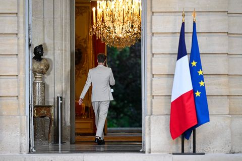 Ein Mitarbeiter des Premierministers betritt dessen Amtssitz, das Hotel Matignon in Paris.