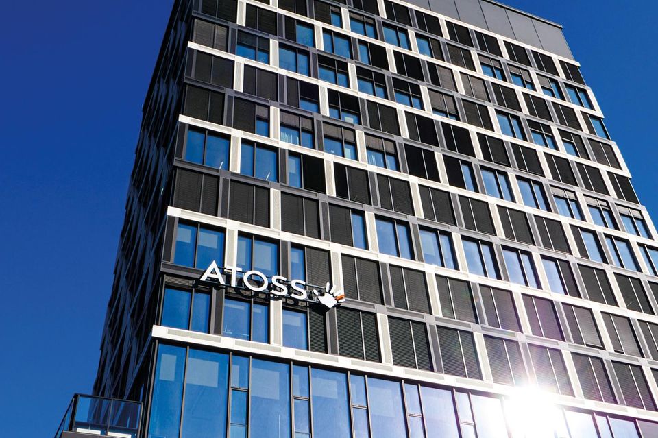 Schriftzug und Logo am Firmensitz von Atoss Software