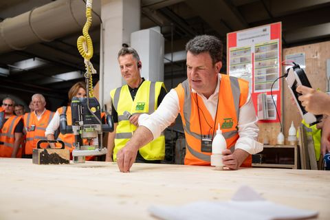 Hubertus Heil bei einem Holz-Betrieb im Schwarzwald