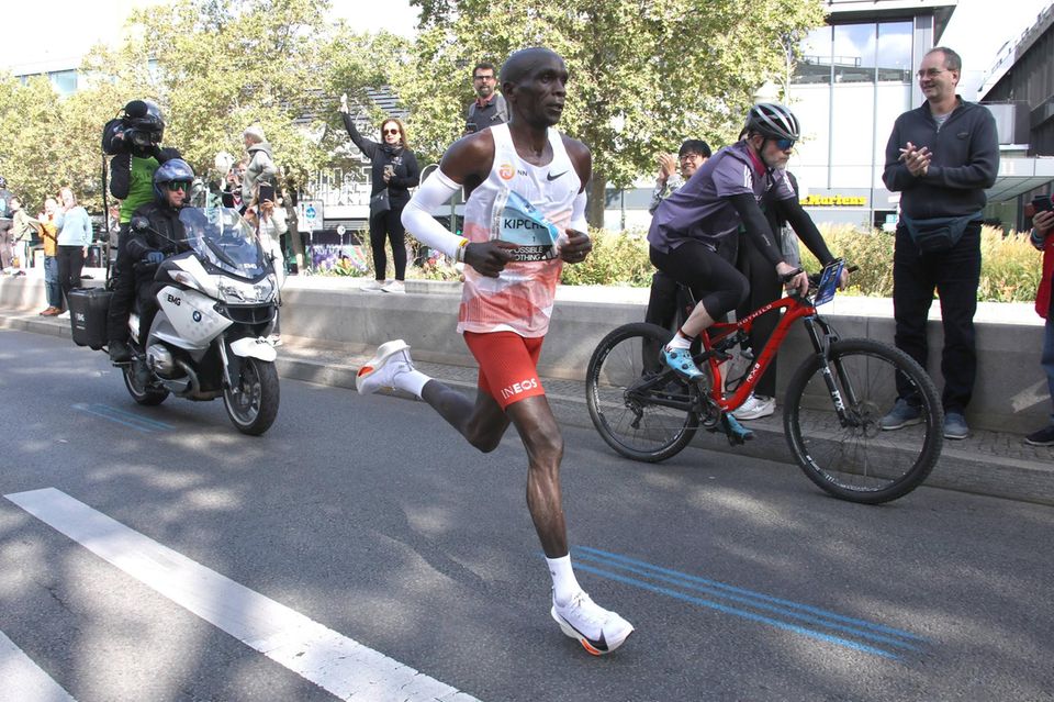 Nike-Starläufer Eliud Kipchoge im aktuellen Premium-Laufschuh Alphafly 3 beim Berlin-Marathon. Noch ist Nike führend im Laufsport – doch die Konkurrenz holt rasend schnell auf