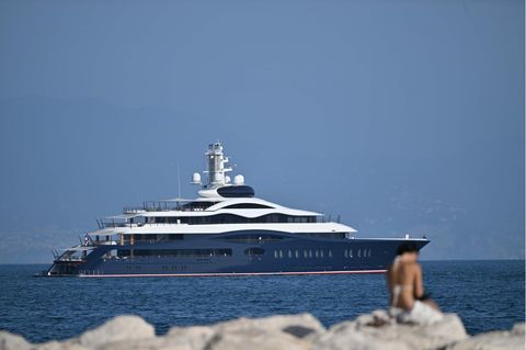 Eine 118 Meter lange Yacht liegt an der Küste vor Anker