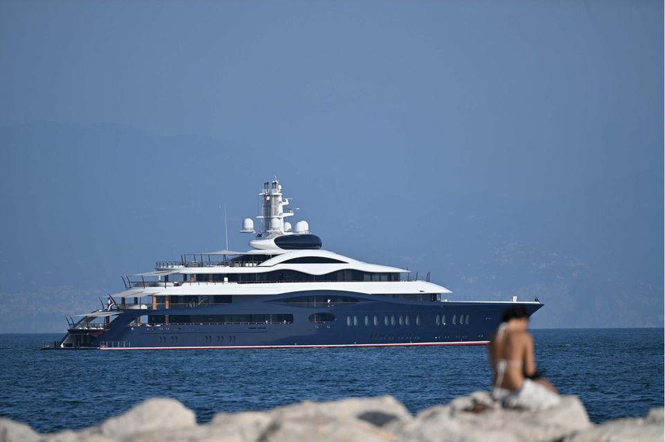 Eine 118 Meter lange Yacht liegt an der Küste vor Anker