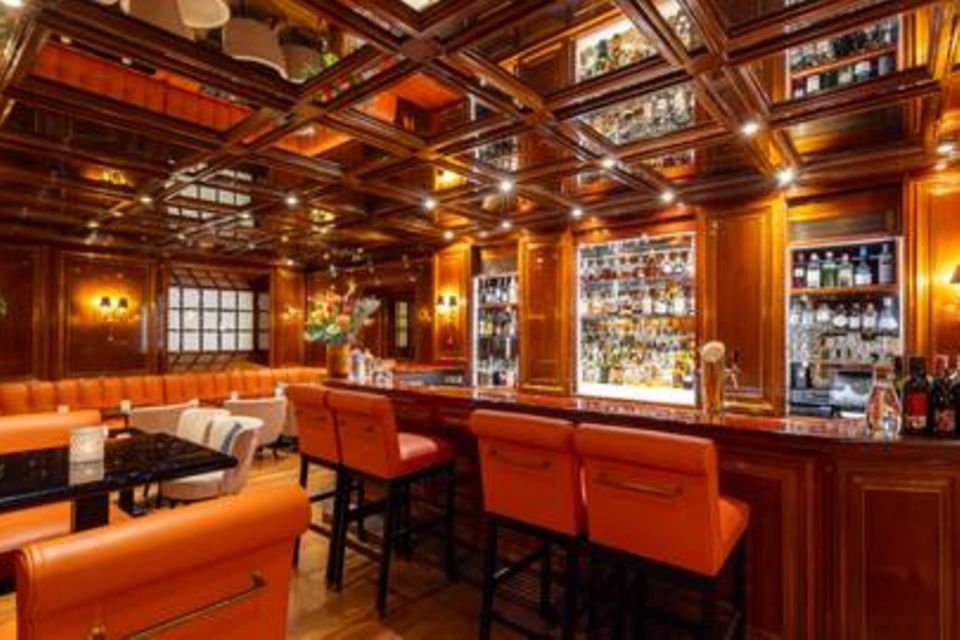 Die „Charles Bar“ des Excelsior ist mit Mahagoni getäfelt und strahlt klassische Eleganz aus
