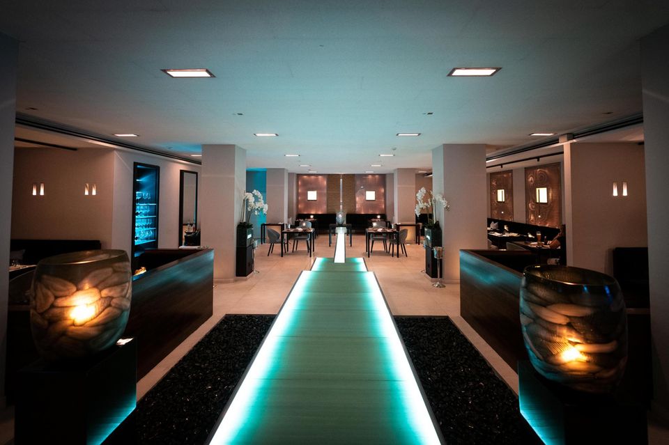 Das Sterne-Restaurant „Taku“ des Hotels sieht nicht nur spektakulär aus, es serviert zudem ostasiatische Delikatessen