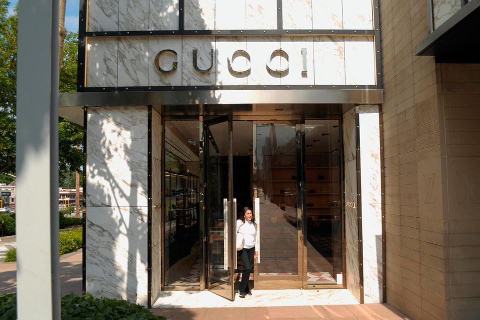 Und die kulturell relevanteste Luxusmarke ist: Gucci! Die Italiener dominieren das Ranking mit einem Score von 22,44 Punkten. Die Marke wurde 1921 von Guccio Gucci in Florenz als kleines Lederwarenunternehmen gegründet und hat sich seitdem zu einer der größten und einflussreichsten Luxusbrands entwickelt. Heute gehört Gucci wie auch z.B. Saint Laurent zum französischen Luxus-Konglomerat Kering. Dass die Aktie des Mutterkonzerns zuletzt insbesondere aufgrund schwächelnder Gucci-Umsätze ins Straucheln geriet, scheint der Beliebtheit der Marke auf Instagram nicht zu schaden.
