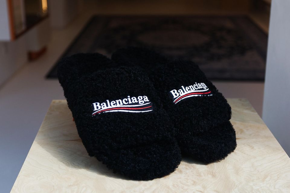 Platz zwei sichert sich das spanische Label Balenciaga, das in den letzten Jahren wie kein Zweites für die Fusion aus Streetware und High Fashion stand. Das Modehaus des Gründers Cristóbal Balenciaga erreicht im Ranking insgesamt 19,68 Punkt und liegt damit nur knapp vor Chanel auf Platz drei. Mit einem Vorsprung von drei Punkten liegt die Siegermarke des Rankings ein gutes Stück vor den übrigen Modehäusern der restlichen Top fünf...