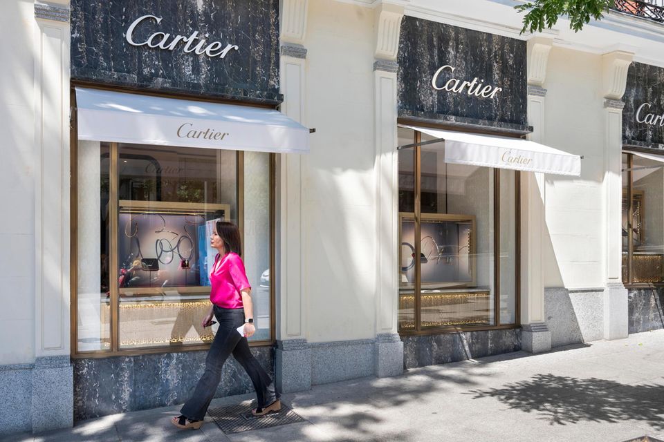 Die am höchsten platzierte Uhren- und Schmuckmarke ist Cartier auf Platz 13. Mit einer Bewertung von 7,28 ist das Unternehmen, das zum Schweizer Luxusgüterkonzern Richmond gehört, allerdings noch weit von der Spitze des Rankings entfernt. Freuen dürfte die Franzosen hingegen, dass sie direkte Konkurrenten wie Tiffany & Co. (Platz 14 mit 6,56 Punkten) und Bulgari (Platz 18 mit 5,97 Punkte) hinter sich lassen.