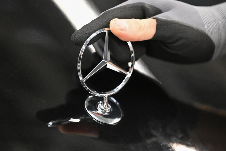 Die höchste deutsche Platzierung und die zugleich relevanteste Automarke der Welt ist Mercedes Benz. Die Stuttgarter setzen sich mit einem Score von 6,21 knapp gegen andere Autobauer wie Porsche (Platz 19, 5,66 Punkte) und Tesla durch (Platz 23, 3,56 Punkte). 
