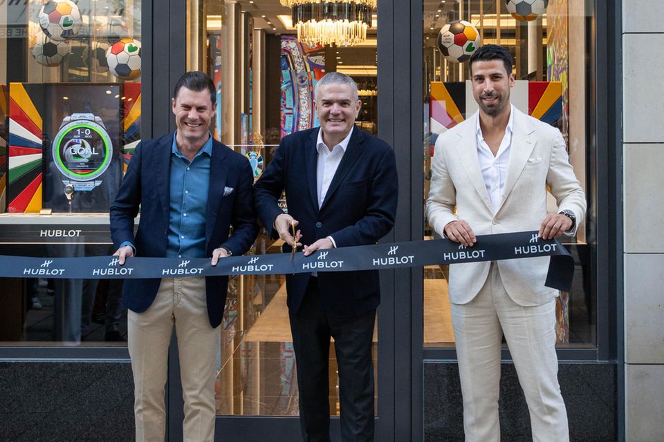 Eröffnung an der Alster: Hublot-CEO Ricardo Guadalupe (Mitte), Ex-Fußballprofi Sami Khedira (r.) und Patrick Chanton, verantwortlich für das Schweiz-Geschäft, Zentral- und Osteuropa sowie Skandinavien
