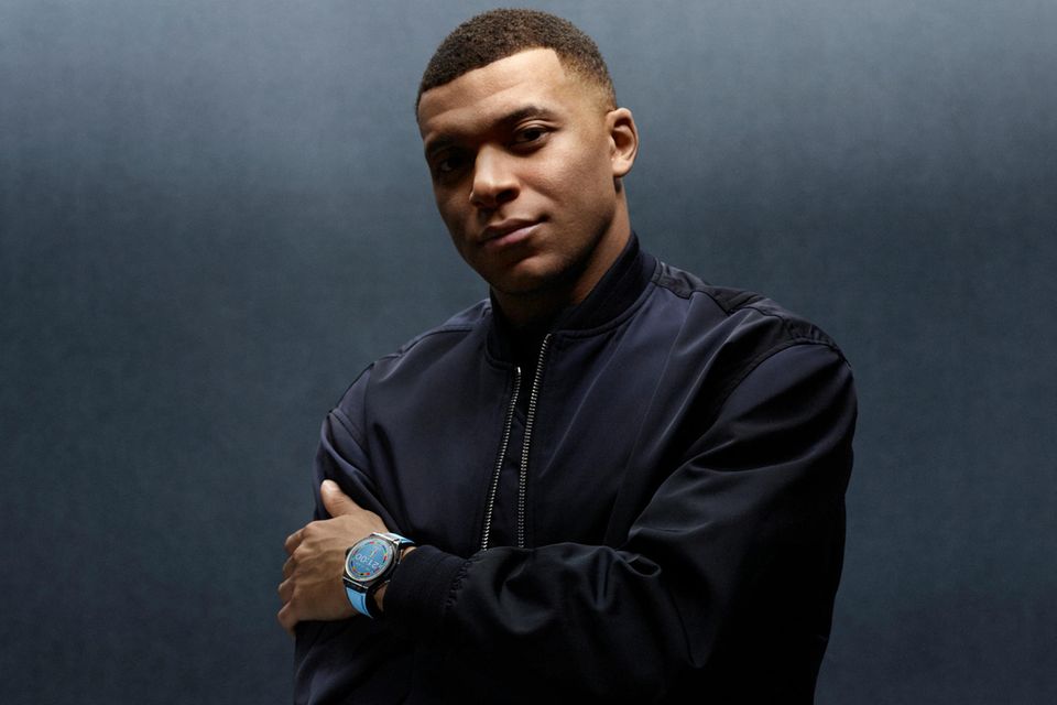 Prominent: Der französische Nationalspieler und Markenbotschafter Kylian Mbappé trägt das Smartwatch-Modell „Big Bang e Gen3 UEFA EURO 2024“ von Hublot
