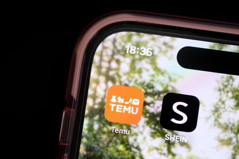 Handybildschirm mit den Apps von Temu und Shein