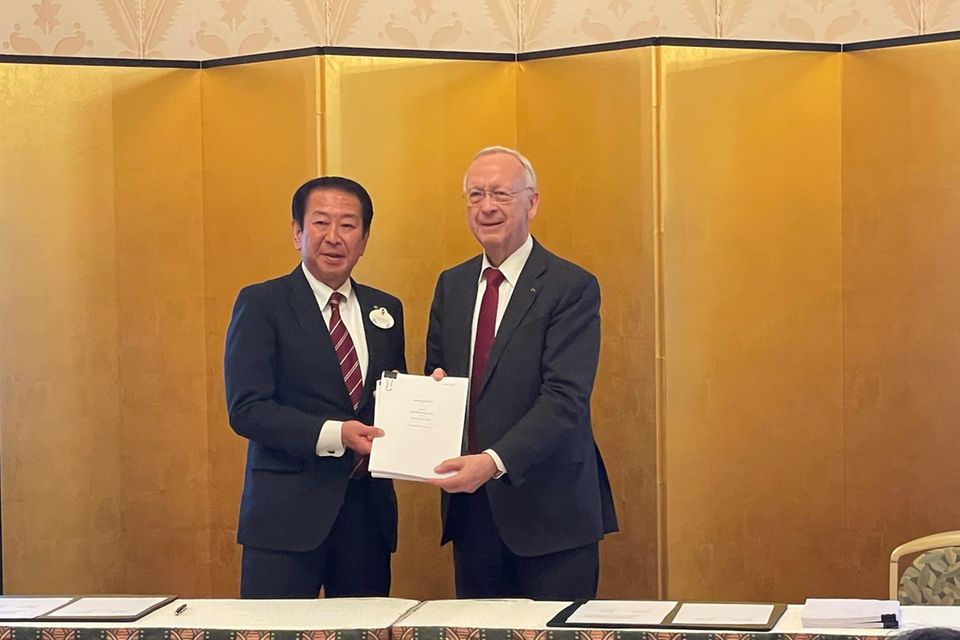 Bernard Meyer (rechts) und Kenji Yoshida mit dem unterzeichneten Vertrag