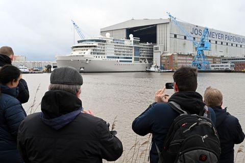 Ausdocken des Kreuzfahrtschiffs der Luxusklasse „Silver Ray“ aus dem überdachten Baudock der Meyer Werft