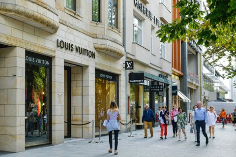 Louis Vuitton, Prada, Dior und Co säumen wie hier auf der Königsallee in Düsseldorf die Luxus-Einkaufsstraßen des Landes. Doch sind diese Marken immer noch relevant?