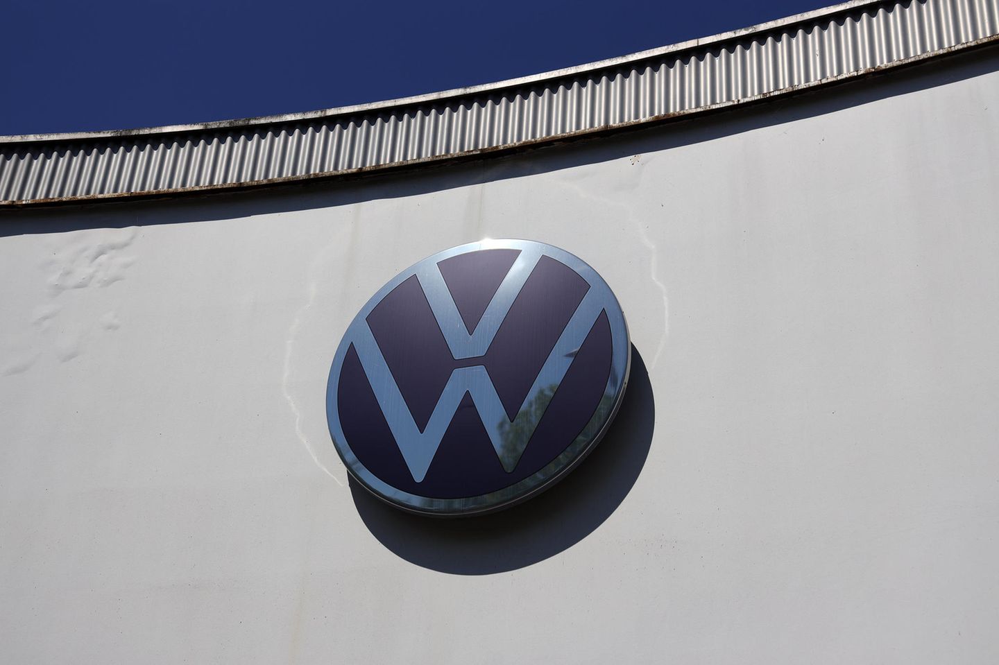 VW-Logo auf einer Wand