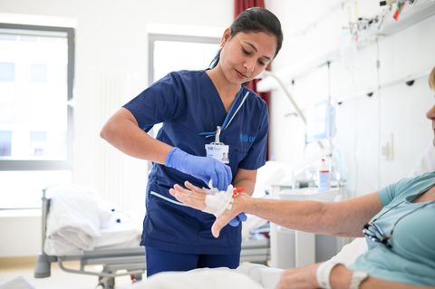 Eine ausländische Fachkräft in der Pflege