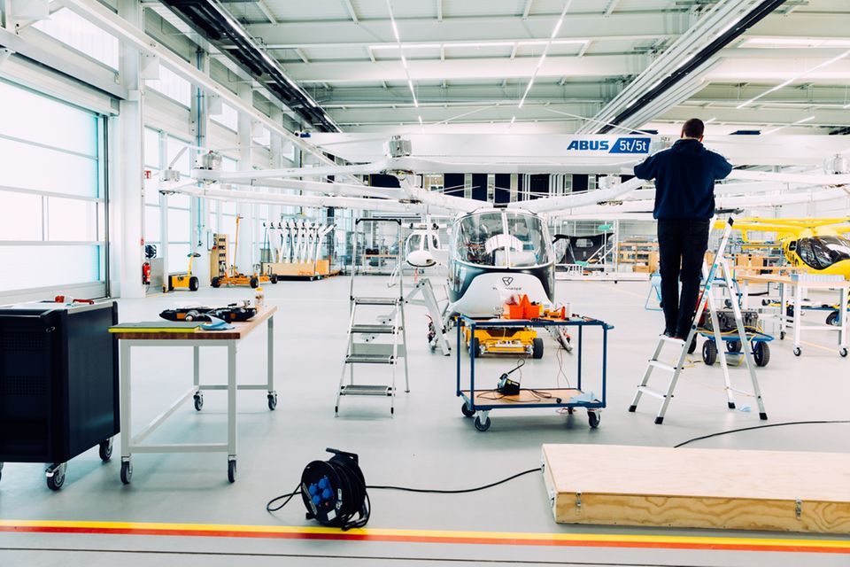 Arbeiter im Volocopter-Hangar in Bruchsal