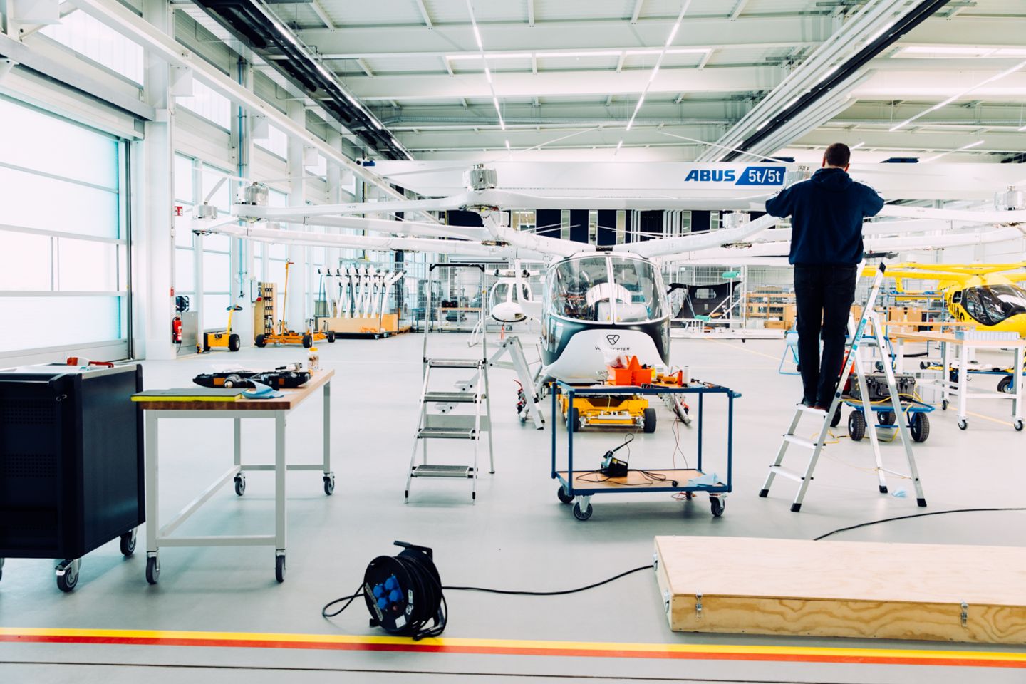 Arbeiter im Volocopter-Hangar in Bruchsal
