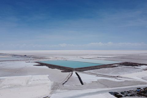 Verdampfung von Lithium an einer bolivianischen Anlage in Rio Grande am Salzsee von Uyuni