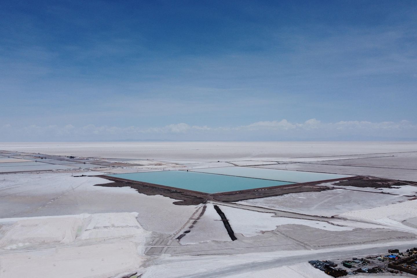 Verdampfung von Lithium an einer bolivianischen Anlage in Rio Grande am Salzsee von Uyuni