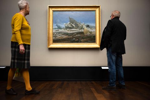 Das Gemälde „Das Eismeer“ ist in der Ausstellung über Caspar David Friedrich in der Alten Nationalgalerie Berlin zu sehen