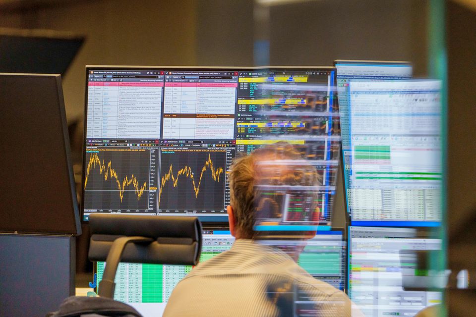 Ein Händler an der Frankfurter Börse sitzt vor seinen Bildschirmen