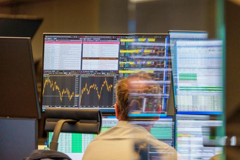 Ein Händler an der Frankfurter Börse sitzt vor seinen Bildschirmen