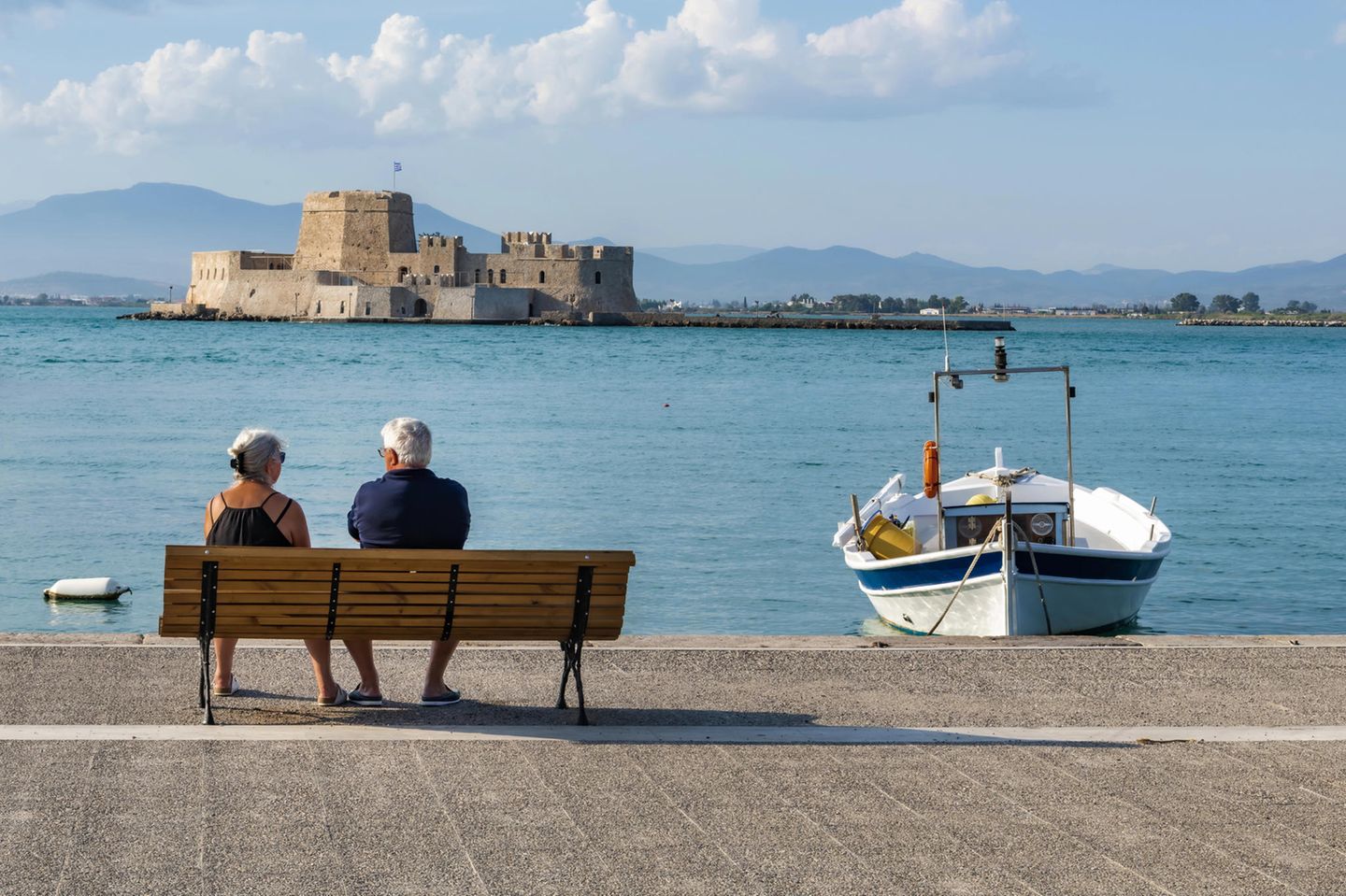 Älteres Paar am Kai der Hafenstadt Nafplio