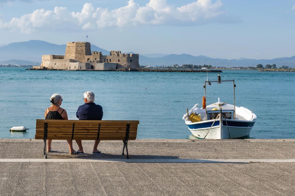 Alteres Paar am Kai der Hafenstadt Nafplio