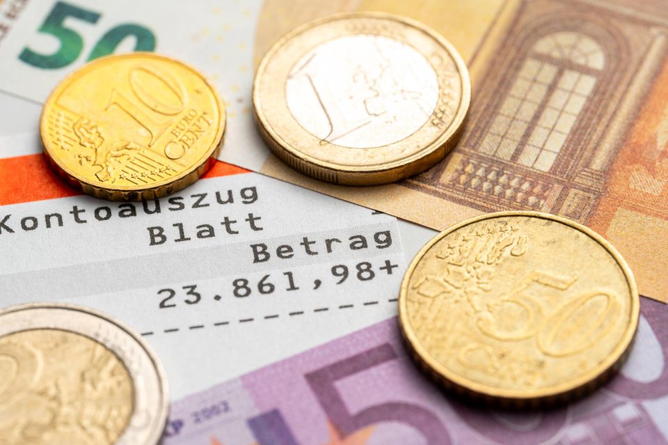 Sparer spüren bereits die Zinssenkungen der EZB. Wer einen Kredit will, sieht laut einer Studie davon aber nichts 