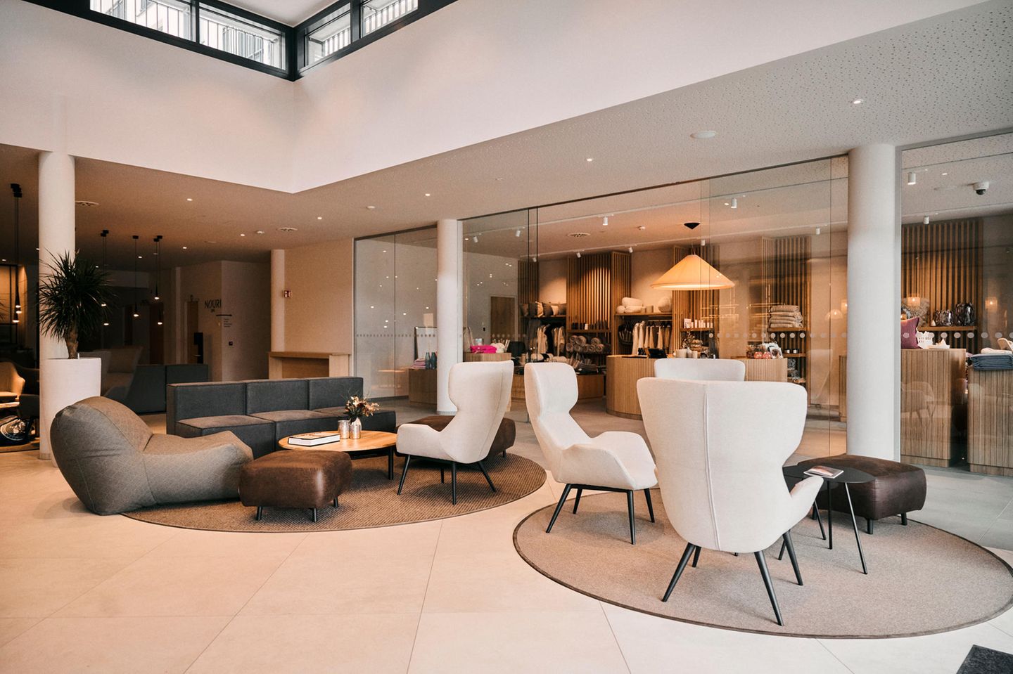Wie das übrige Hotel ist auch die Lobby in sanfte Farben getaucht und mit Designermöbeln eingerichtet