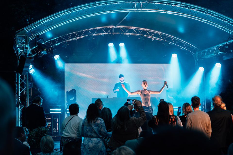 Bei seinem Auftritt zur Eröffnung spielte das Elektropop-Duo Glasperlenspiel natürlich den Hit „Geiles Leben“