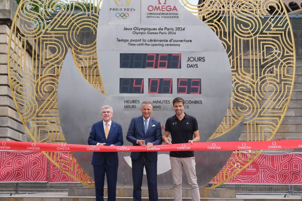 Vor einem Jahr starteten IOC-Präsident Thomas Bach (l.), Omega-CEO Raynald Aeschlimann (M.) und Tony Estanguet, Präsident von „Paris 2024“, die Countdown-Uhr   