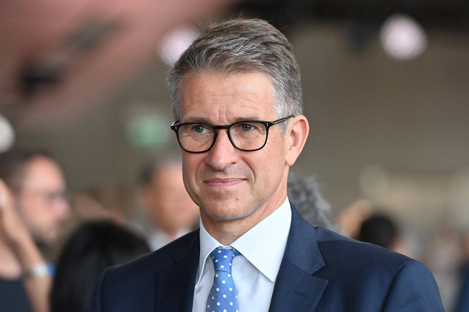Stefan Quandt zog im „Forbes“-Ranking 2024 an seiner Schwester Susanne Klatten vorbei. Das US-Wirtschaftsmagazin stufte das Vermögen des 57-Jährigen von 24,6 auf 27,3 Mrd. Dollar hoch. Verantwortlich dafür waren die 23,6 Prozent an BMW, die Quandt von seinem Vater Herbert geerbt hat. Geschwister finden sich auch auf dem nächsten Platz der reichsten Firmenerben Europas. 