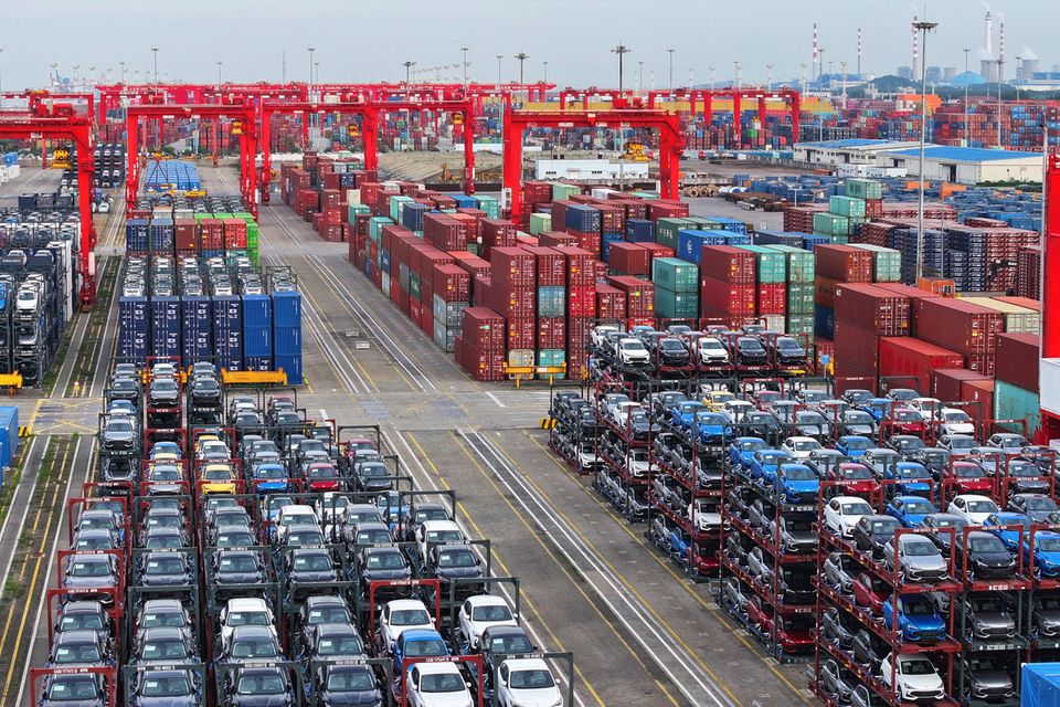 Nur ein Land der Top 20 der wettbewerbsfähigsten Länder der Welt konnte 2024 Chinas Aufstieg toppen. Das gelang der Republik Korea, das im Ranking von IMD vom 28. auf den 20. Platz stieg. Auch China enterte die Top 20. Es verbesserte sich vom 21. auf den 14. Platz und übertraf damit die Ergebnisse der Vorjahre (2022: Platz 17, 2021: Platz 16, 2020: Platz 20). Besser konnte China aber nur in einer der Hauptkategorien abschneiden und zwar dank Platz 15 für die Infrastruktur. Platz sechs für die wirtschaftliche Leistungsfähigkeit war das beste Einzelergebnis, blieb jedoch hinter den vierten Plätzen der Jahre 2021 und 2022 zurück. Festland-China war laut dem Ranking zudem lediglich die Nummer vier in Asien. Davor lagen Taiwan (Platz acht), Hongkong (Platz fünf) und der Spitzenreiter dieser Liste. 