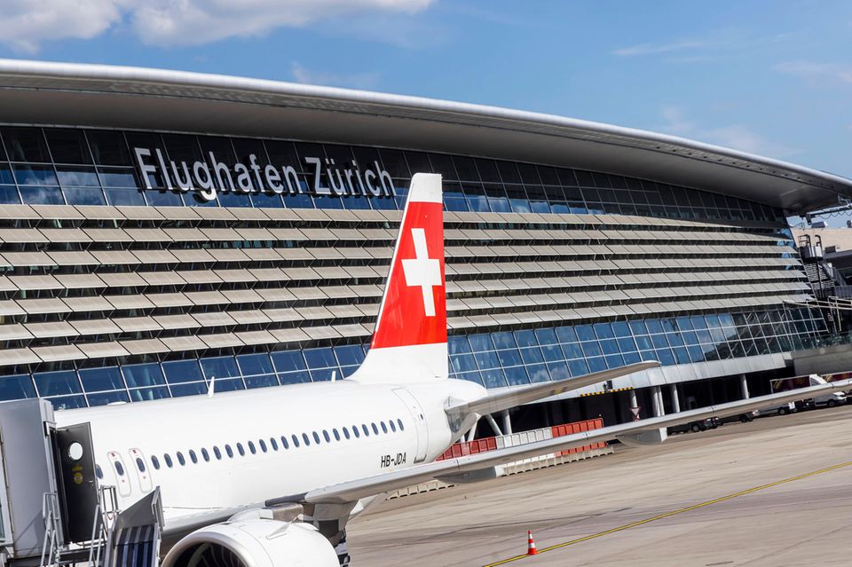 Die Schweiz war 2021 zur wettbewerbsfähigsten Nation der Welt gekürt worden. Seitdem ging es für das wohlhabende Land jedes Jahr einen Platz nach unten. Nun konnte der Abwärtstrend umgekehrt werden. Die Schweiz verbesserte sich im IMD-Ranking vom dritten auf den zweiten Platz. Bei der effizienten Regierung hielt die Schweiz den ersten Platz der beiden Vorjahre. Im Bereich „Infrastruktur“ ging Rang eins sogar das vierte Jahr in Folge an die Alpenrepublik. Sie verbesserte sich insbesondere bei der wirtschaftlichen Performance (vom 18. auf den zwölften Rang). 