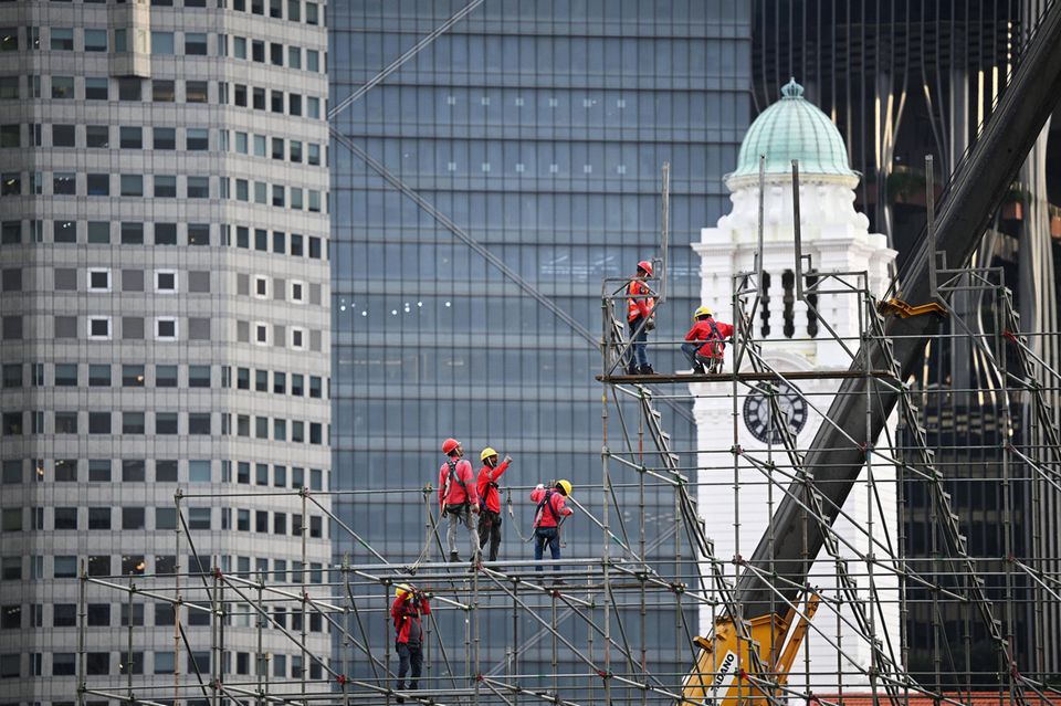 Kein Land der Welt ist laut der Analyse wettbewerbsfähiger als Singapur. Die asiatische Finanzmetropole schob sich vom vierten Platz an die Spitze des Rankings. Dort hatte Singapur zuletzt 2020 rangiert. Der Stadtstaat verbesserte sich nach Ansicht der Experten insbesondere mit den zweiten Plätzen in den Kategorien „Business Efficiency“ (von Platz acht) und „Government Efficency“ (von Platz sieben). Beim Schwachpunkt Infrastruktur gelang der Sprung vom neunten auf den vierten Platz. Bei der ohnehin starken wirtschaftlichen Leistung hielt Singapur den dritten Platz des Vorjahres. Neues Schlusslicht der 67 untersuchten Länder war Venezuela. 